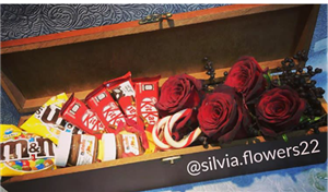 picture جعبه گل رز قرمز هلندی  4 شاخه  با انواع شکلات